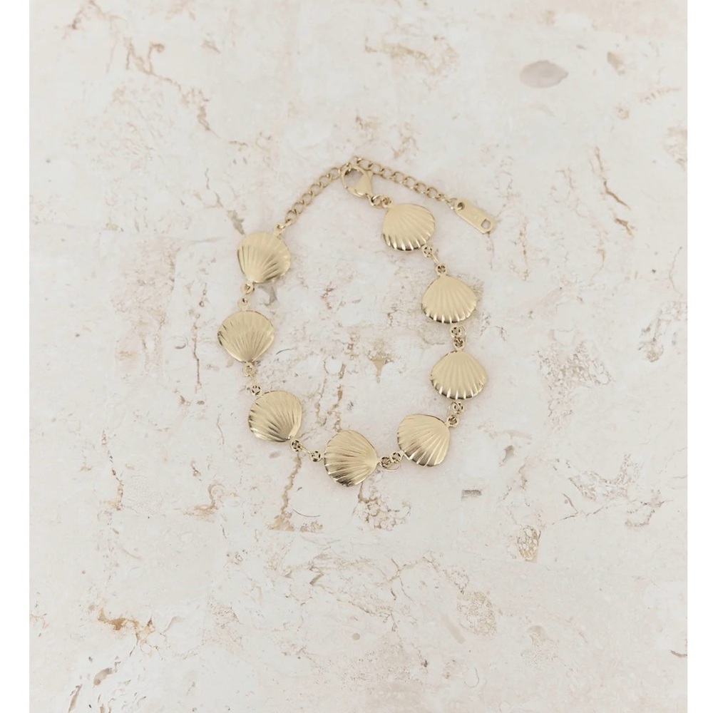Chic Gold Shell Bracelet - Picture 2 of 3